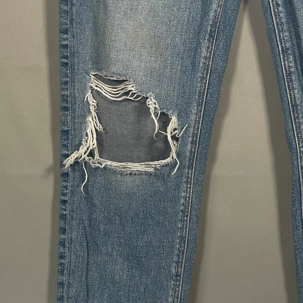 American Eagle Mom Jean Light‎ Wash Distressed High Rise Denim Size 2 Regular